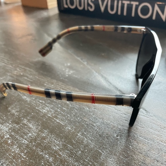 Brand new! Burberry sunglasses - Picture 3 of 3